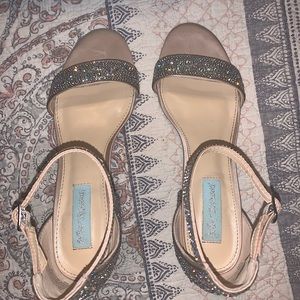 Blue by Betsey Johnson Mari block heels, 7W, Champagne